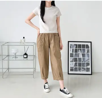 화이트·블랙 톤 카고팬츠와 반팔티 전신 코디 사진