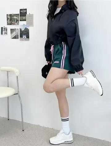 차콜·블랙 톤 반바지와 바람막이 전신 코디 사진