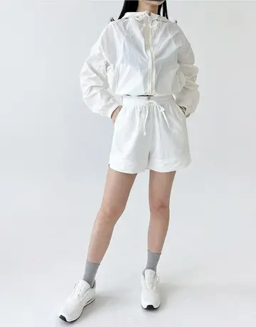 그레이·아이보리 톤 반바지와 바람막이 전신 코디 사진
