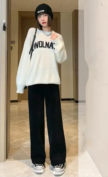 블랙 오버핏 코듀로이팬츠와 아이보리 니트 전신 코디 사진