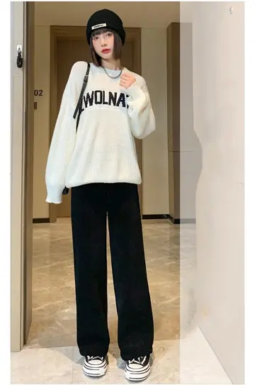 아이보리·블랙 톤 코듀로이팬츠와 니트 전신 코디 사진