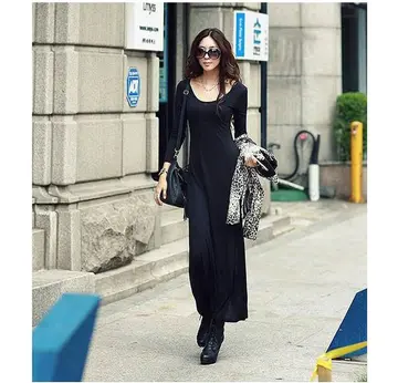 아이보리·블랙 톤 슬립원피스 전신 코디 사진