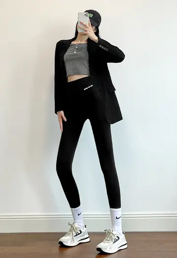 블랙 레깅스와 셔츠 전신 코디 사진