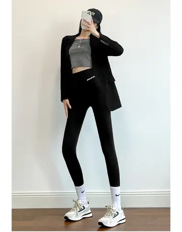 차콜·그레이 톤 레깅스와 셔츠 전신 코디 사진
