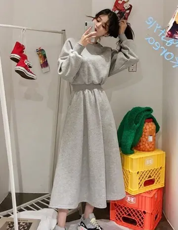오버핏 롱원피스와 그레이 맨투맨 전신 코디 사진