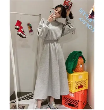 그레이·차콜 톤 롱원피스와 맨투맨 전신 코디 사진