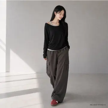차콜 오버핏 카고팬츠와 나시 전신 코디 사진