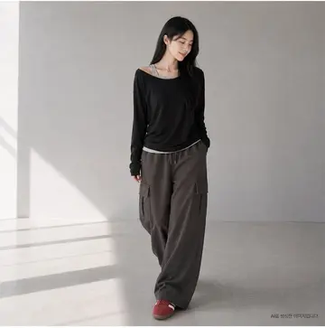 블랙·베이지 톤 카고팬츠와 나시 전신 코디 사진