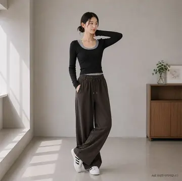 블랙·차콜 톤 와이드팬츠와 긴팔티 전신 코디 사진