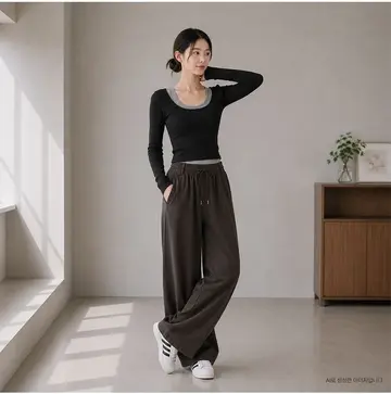 블랙·차콜 톤 와이드팬츠와 긴팔티 전신 코디 사진
