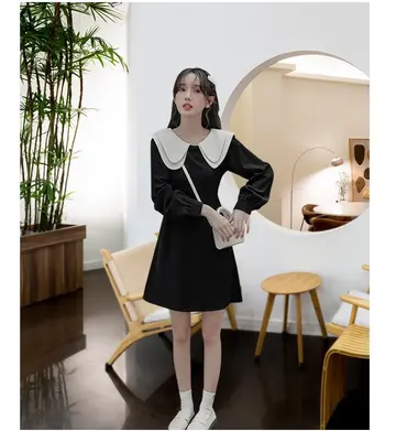 블랙·그레이 톤 원피스 전신 코디 사진