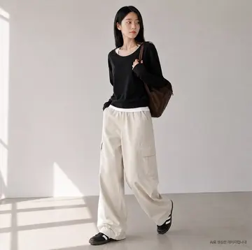 오버핏 카고팬츠와 블랙 긴팔티 전신 코디 사진