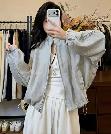 그레이·블랙 톤 후드집업과 나시 전신 코디 사진