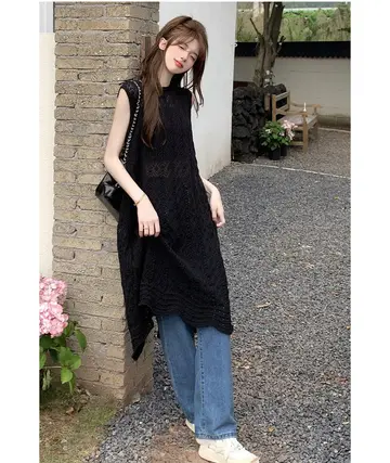 베이지·블랙 톤 니트조끼와 니트원피스 전신 코디 사진