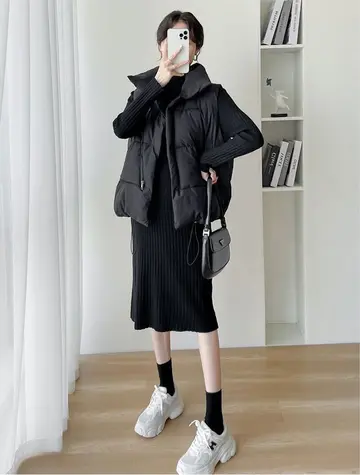 블랙 오버핏 패딩조끼와 블랙 미니스커트 전신 코디 사진
