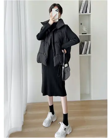 블랙·차콜 톤 패딩조끼와 미니스커트 전신 코디 사진