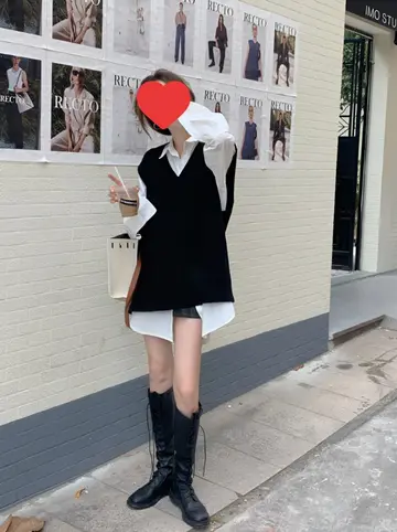 화이트 오버핏 니트조끼와 미니스커트 전신 코디 사진