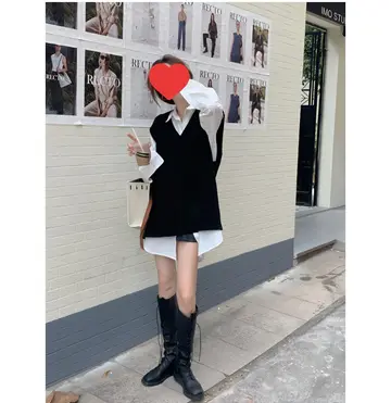 화이트·블랙 톤 니트조끼와 미니스커트 전신 코디 사진