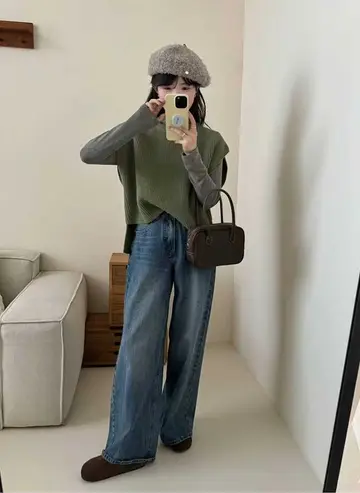 차콜·블랙 톤 오버핏 니트조끼와 청바지 전신 코디 사진
