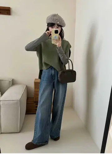 차콜·블랙 톤 니트조끼와 청바지 전신 코디 사진