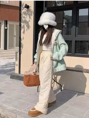 민트 오버핏 와이드 패딩과 베이지 와이드팬츠 전신 코디 사진