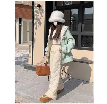 아이보리·그레이 톤 와이드 패딩과 와이드팬츠 전신 코디 사진