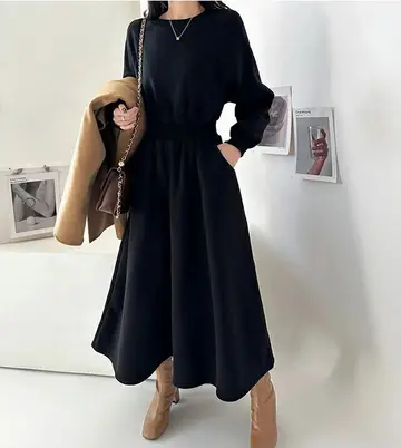 오버핏 원피스와 카멜 코트 전신 코디 사진