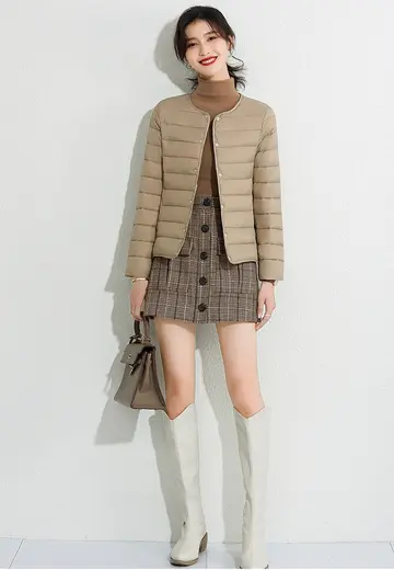 카키·베이지 톤 경량패딩 전신 코디 사진