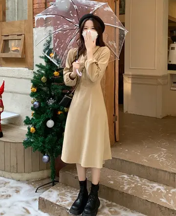 카멜·베이지 톤 트위드 원피스 전신 코디 사진