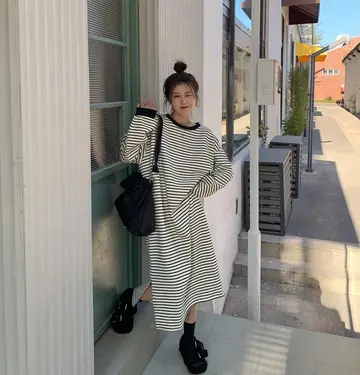 스트라이프 원피스 전신 코디 사진