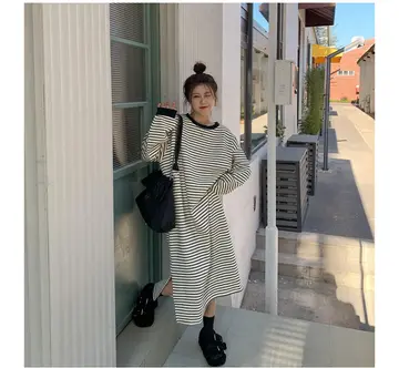 블랙·그레이 톤 스트라이프 원피스 전신 코디 사진