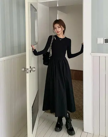 블랙 미니원피스와 블랙 긴팔티 전신 코디 사진