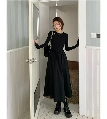 블랙·차콜 톤 미니원피스와 긴팔티 전신 코디 사진