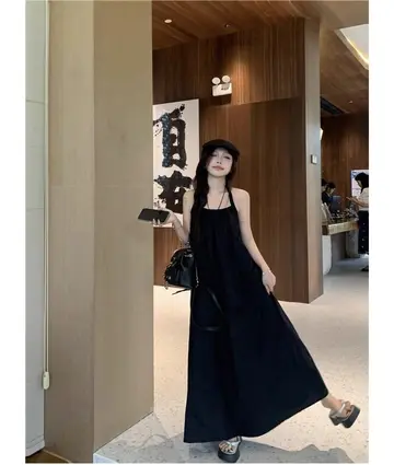 블랙·그레이 톤 원피스 전신 코디 사진