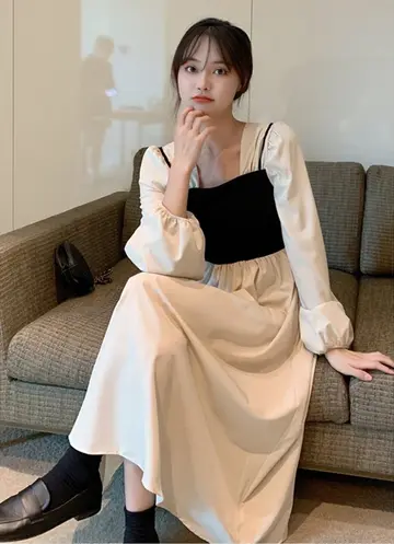 베이지·카키 톤 오버핏 플라워 니트원피스와 베스트 전신 코디 사진