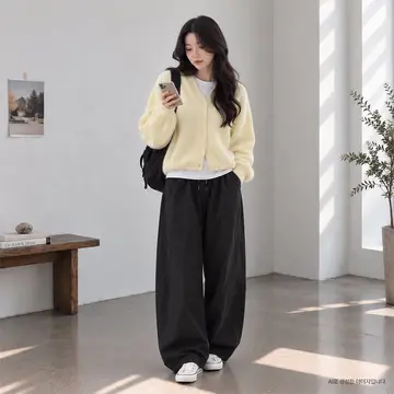 베이지·그레이 톤 와이드팬츠와 가디건 전신 코디 사진