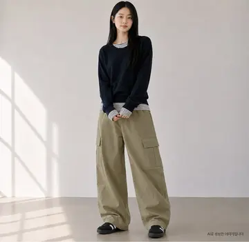 블랙·그레이 톤 카고팬츠와 블라우스 전신 코디 사진
