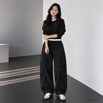블랙 오버핏 카고팬츠 전신 코디 사진