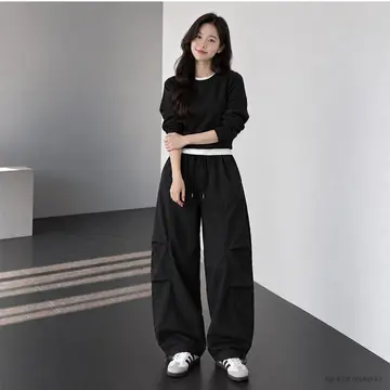 블랙·베이지 톤 카고팬츠 전신 코디 사진