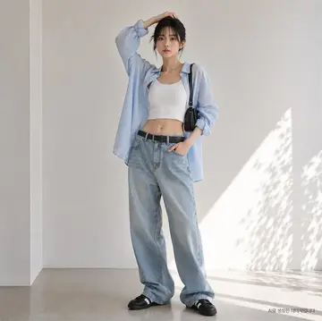 아이보리·화이트 톤 슬림핏 민소매와 청바지 전신 코디 사진
