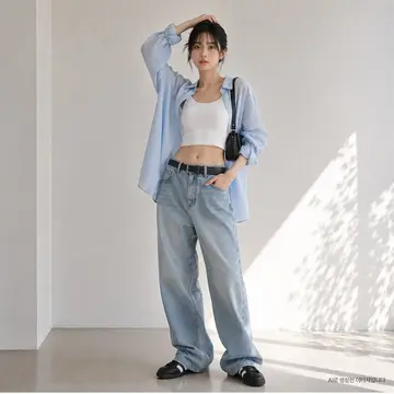 아이보리·화이트 톤 민소매와 청바지 전신 코디 사진