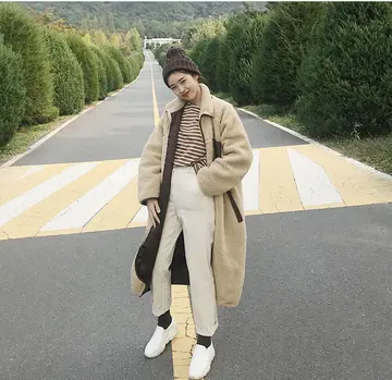 베이지·차콜 톤 롱패딩과 슬랙스 전신 코디 사진