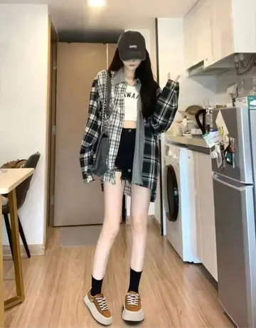 오버핏 레이스 스니커즈와 체크 재킷 전신 코디 사진