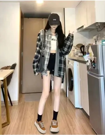 블랙·차콜 톤 레이스 스니커즈와 재킷 전신 코디 사진