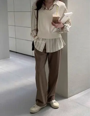 브라운·블랙 톤 스트라이프 블라우스와 와이드팬츠 전신 코디 사진