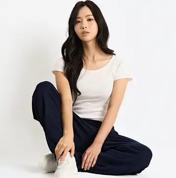 네이비 패딩팬츠와 반팔티 전신 코디 사진