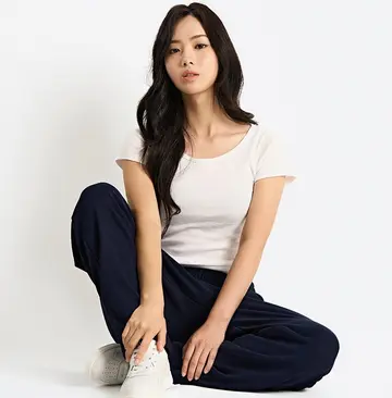 베이지·블랙 톤 패딩팬츠와 반팔티 전신 코디 사진