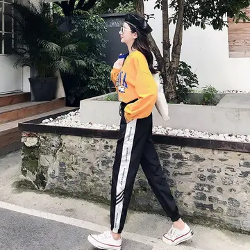 블랙 오버핏 조거팬츠와 오렌지 맨투맨 전신 코디 사진