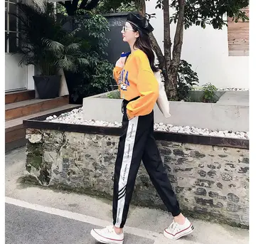 카멜·블랙 톤 조거팬츠와 맨투맨 전신 코디 사진