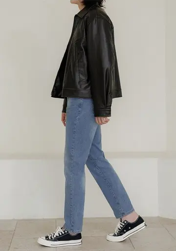 오버핏 청바지와 블랙 레더자켓 전신 코디 사진